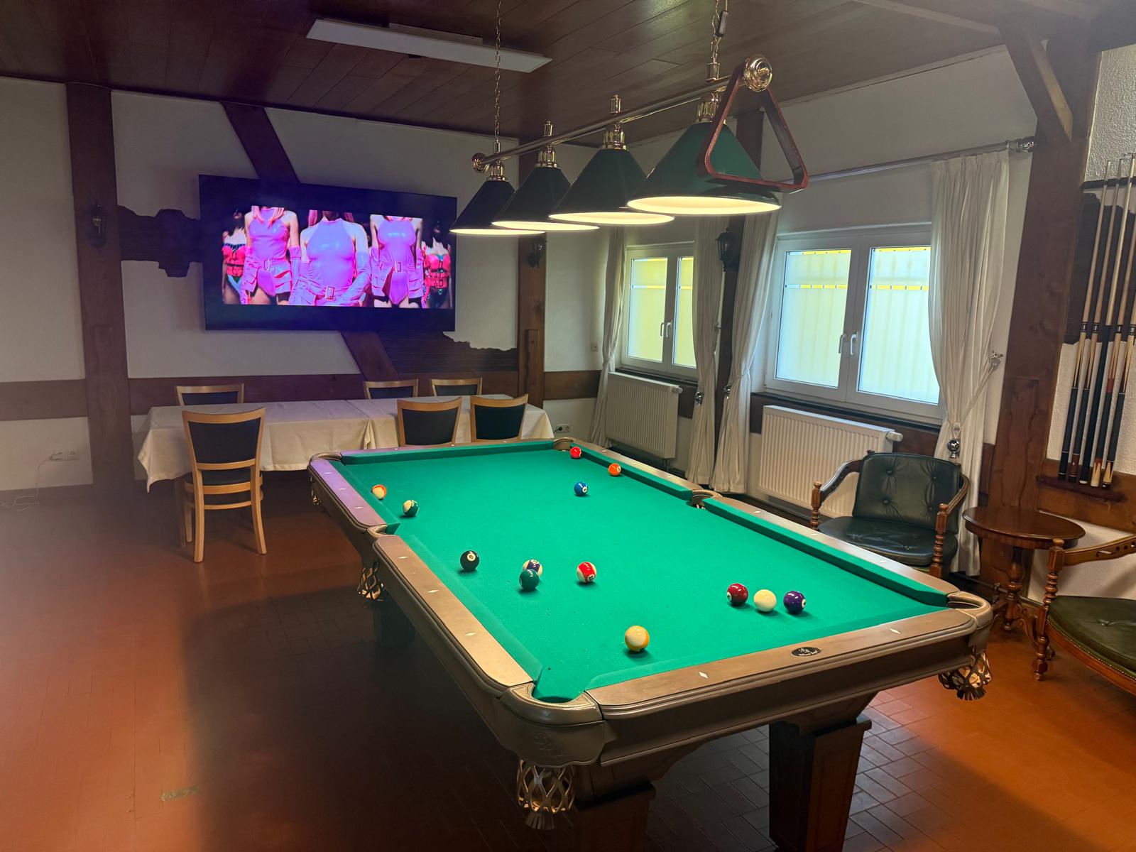 Billardtisch in der Lounge des Clubhaus 07